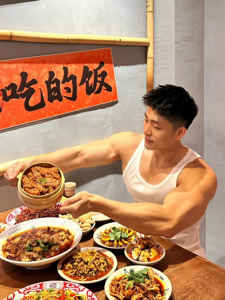28岁广东肌肉博主,秀粗壮麒麟臂D杯大胸肌,难怪这身材爱穿背心,太能打了!