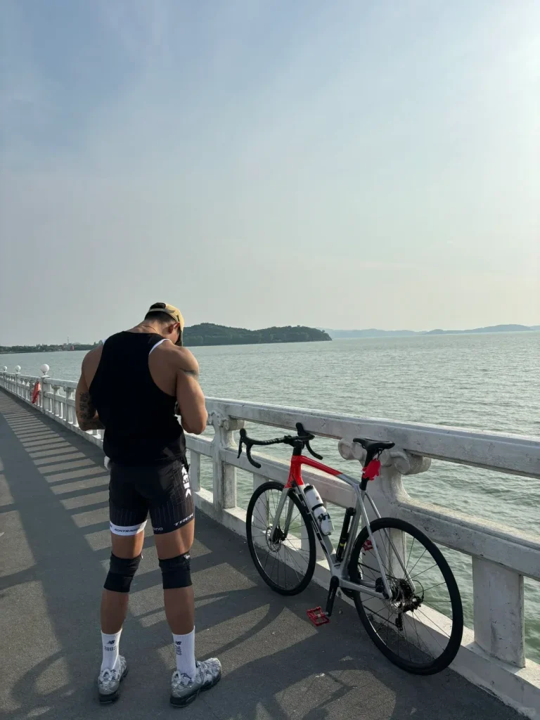 94年已婚肌肉天菜出圈!Paco教练廉書宇浴室对镜拍 湿身人鱼线让网友集体喊老公