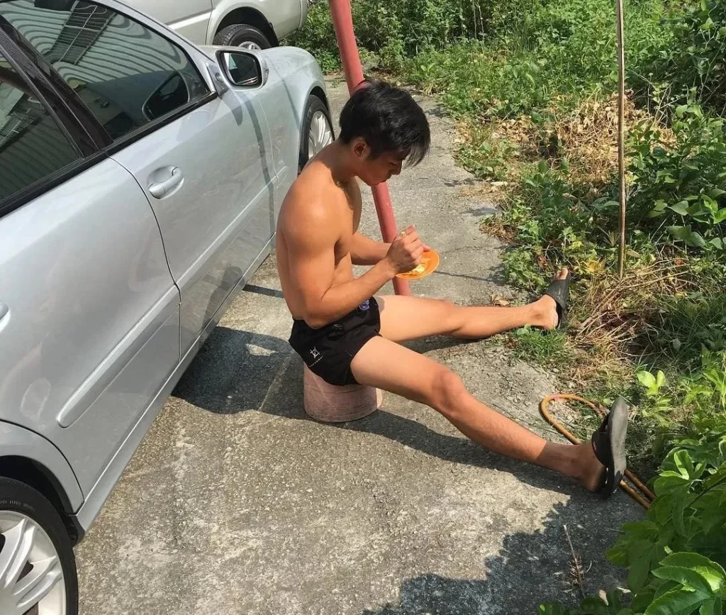 直男教练更衣室换装引尖叫!这肌肉线条是真实存在的吗?