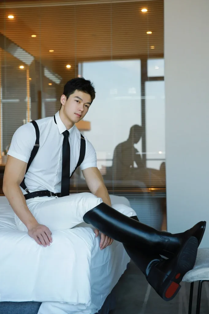 阳光洒在他身上:00后型男演绎禁欲系正装,马靴搭配也太绝了吧!