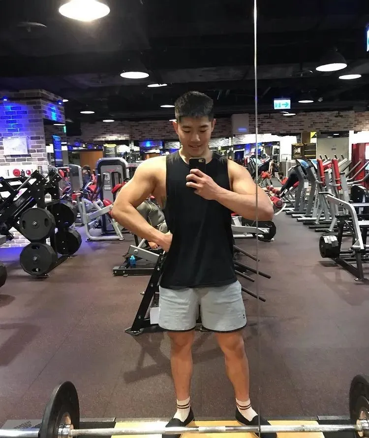 直男教练更衣室换装引尖叫!这肌肉线条是真实存在的吗?