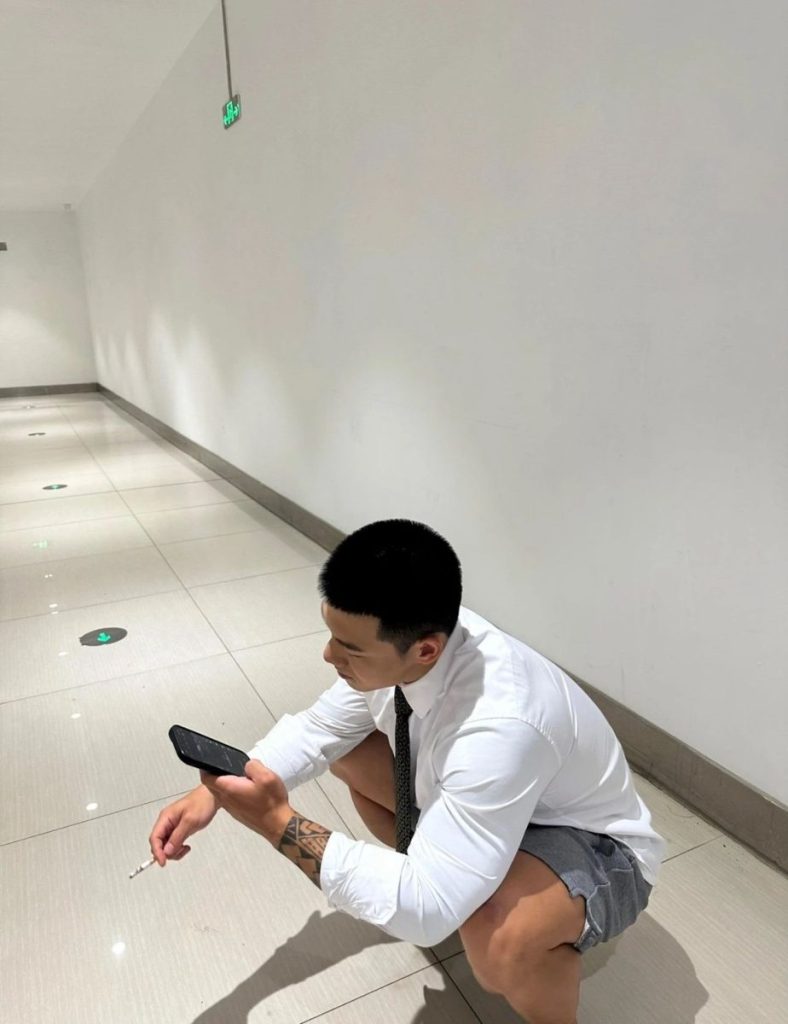 浙江寸头直男教练拍全见版iG上爆红,!你看了吗?