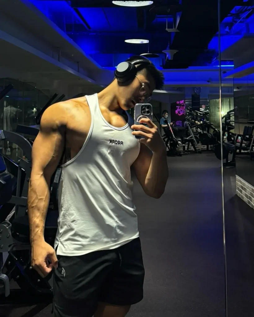直男教练更衣室换装引尖叫!这肌肉线条是真实存在的吗?