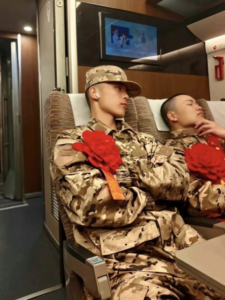 动车上迷彩兵哥扒到啦，四川这枚帅气的肌肉教官退了！！