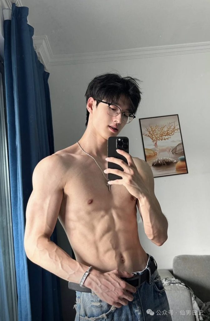 当年高冷的帅哥学长，如今成了取悦我的体育生NPC