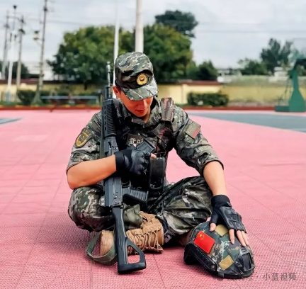 四川寸头退役教官直播,满满安全感!
