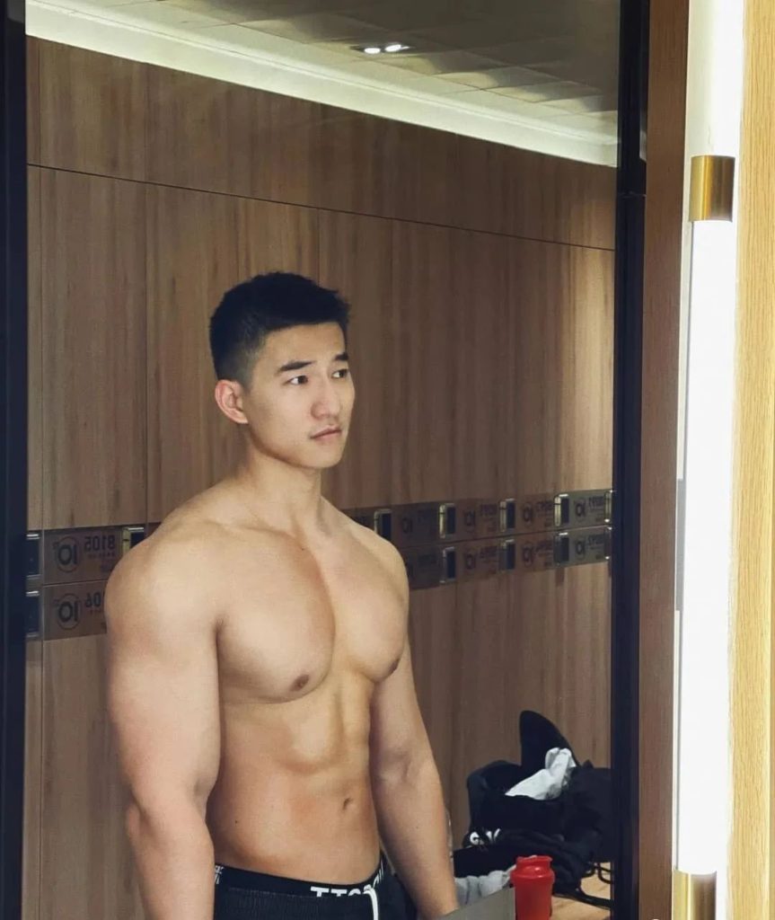 换衣间遇见运动小哥，​也太让人抵抗不了吧！