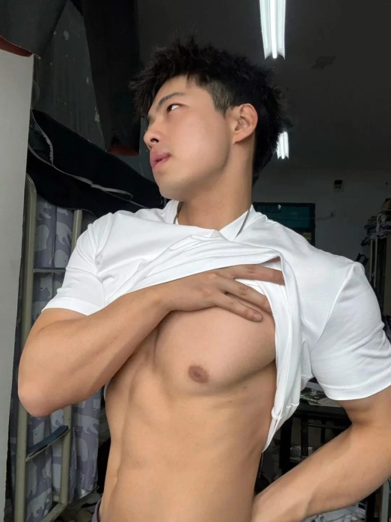 西安00后帅哥寝室撩衣晒胸肌太大被平台警告了！！