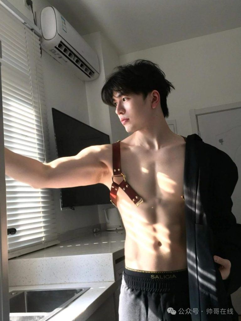 04年薄肌男大帅哥，干净男朋友太可了！