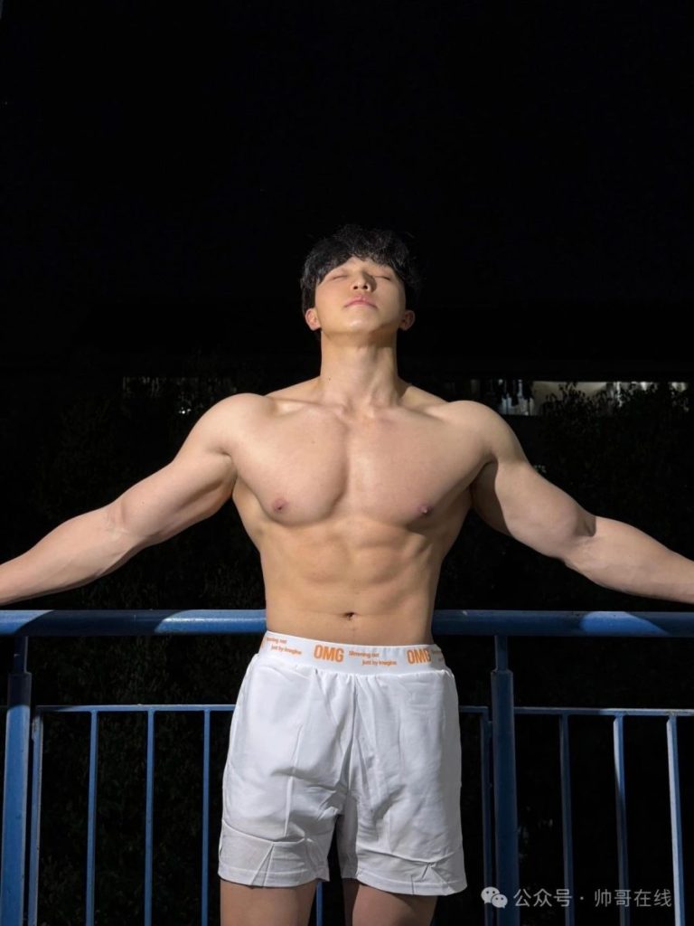光膀子夜跑的大四肌肉体育生,是你幻想过的男人!