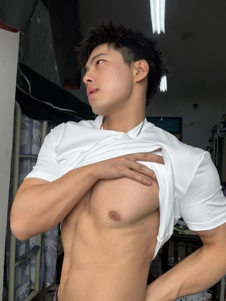 西安00后帅哥晒胸肌被平台警告！？是太大了吗？