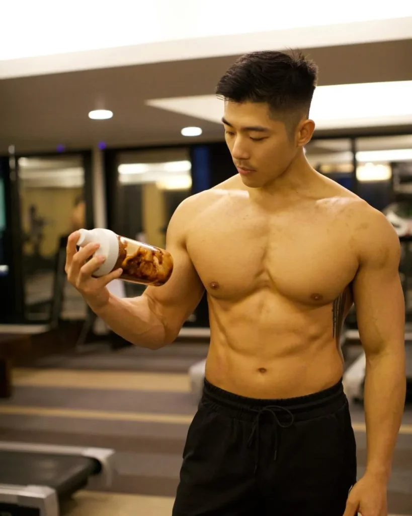 直男教练更衣室换装引尖叫!这肌肉线条是真实存在的吗?