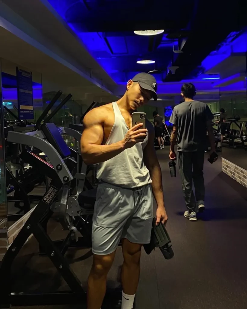 直男教练更衣室换装引尖叫!这肌肉线条是真实存在的吗?