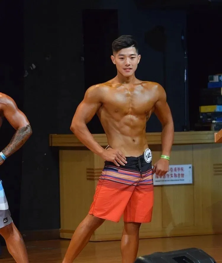 直男教练更衣室换装引尖叫!这肌肉线条是真实存在的吗?