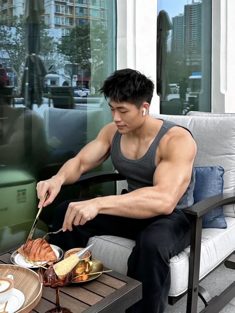 28岁广东肌肉博主,秀粗壮麒麟臂D杯大胸肌,难怪这身材爱穿背心,太能打了!