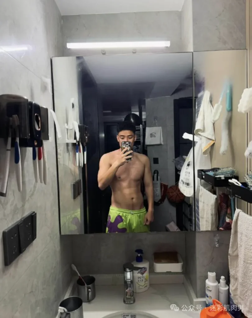 23岁一级游泳运动员自拍真好看!黝黑长腿腿穿太短 !