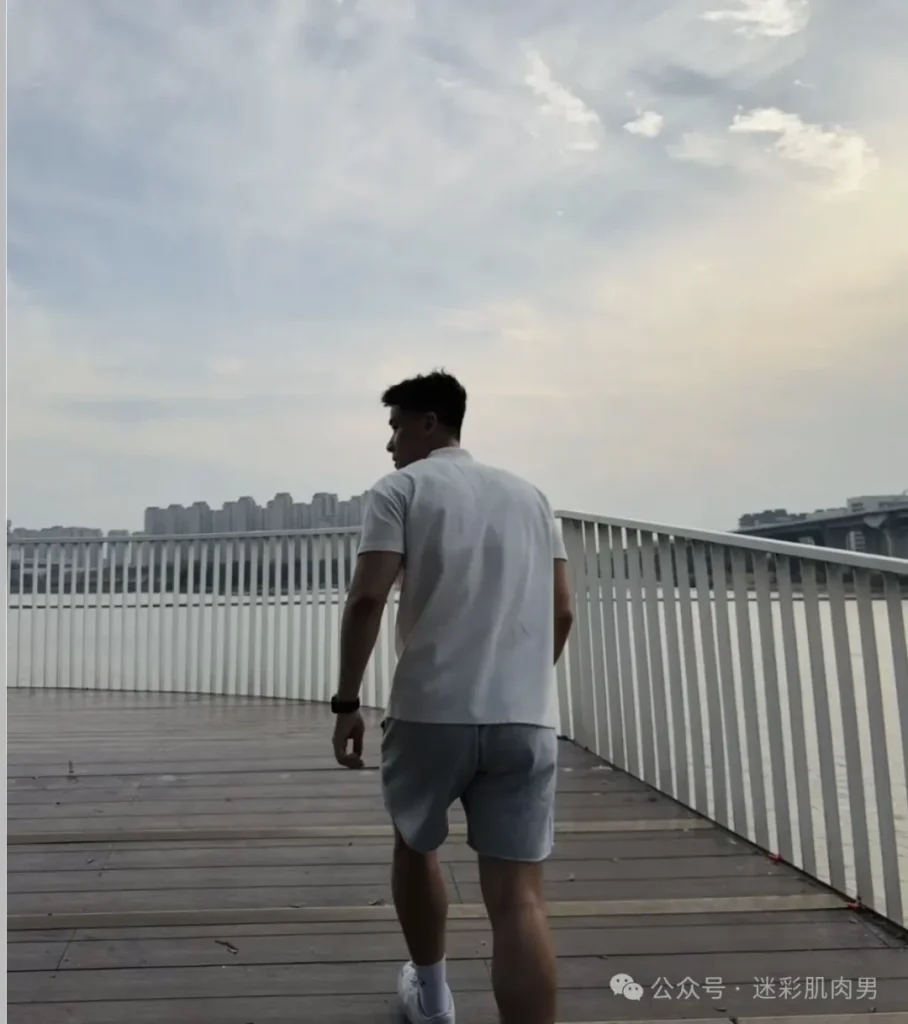 23岁一级游泳运动员自拍真好看!黝黑长腿腿穿太短 !