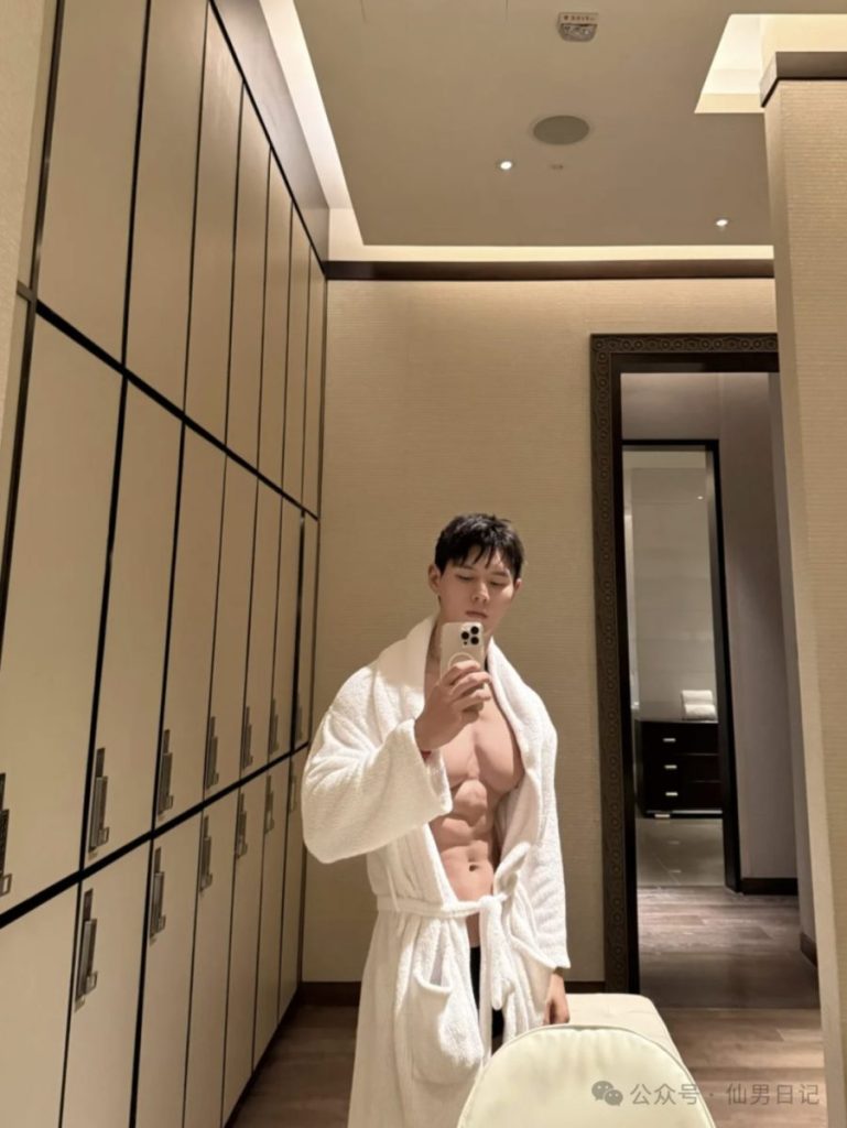 市场行情不好,体育生男模靠内裤圈粉……