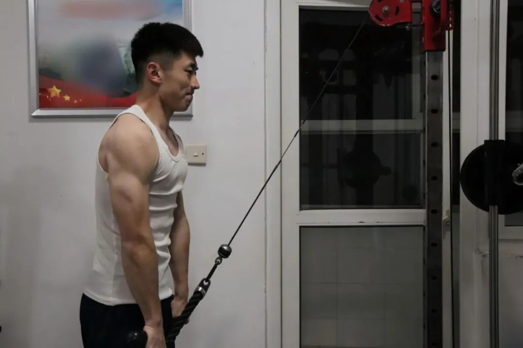 武汉体育学院的体育生小哥,穿灰裤子好看!