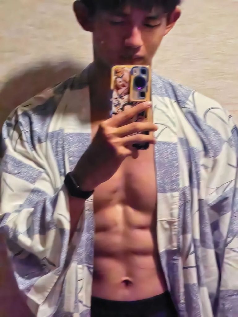 清华大学体育生长什么样?黑皮小腹肌满意吗?