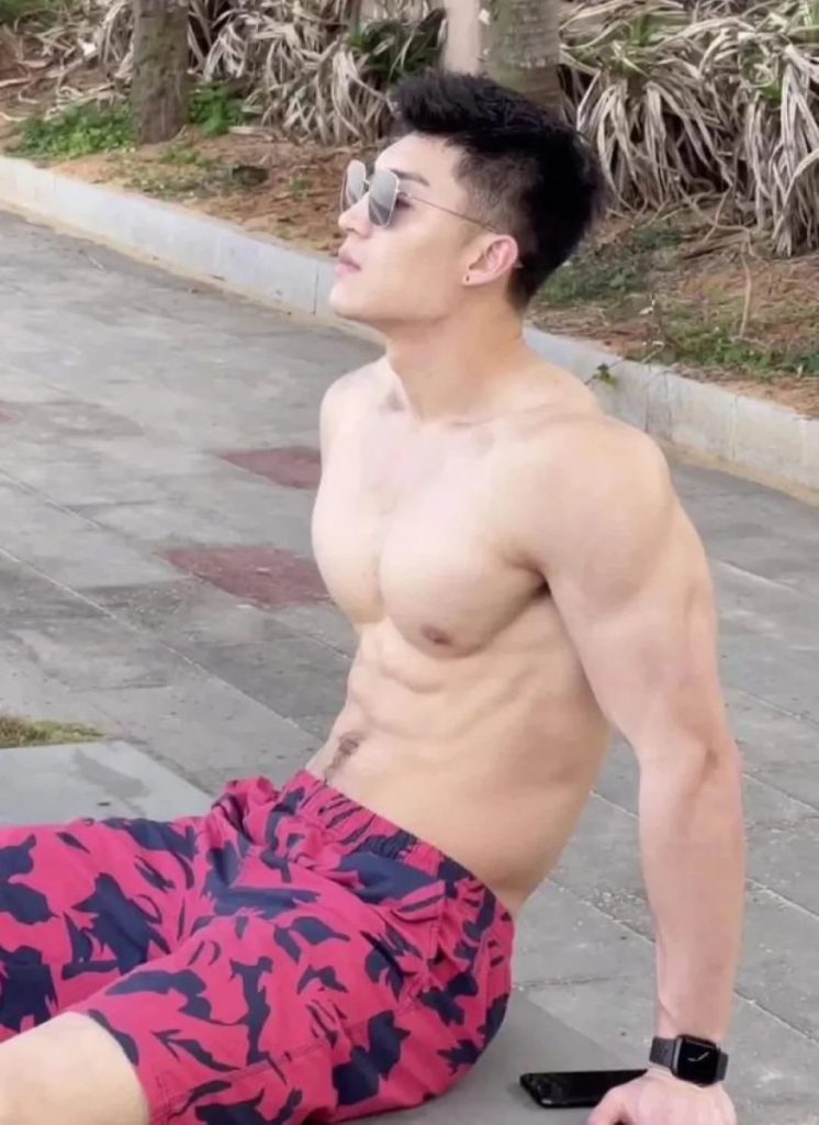 拍过双男主短剧的肌肉帅哥,洗澡小视频已疯传