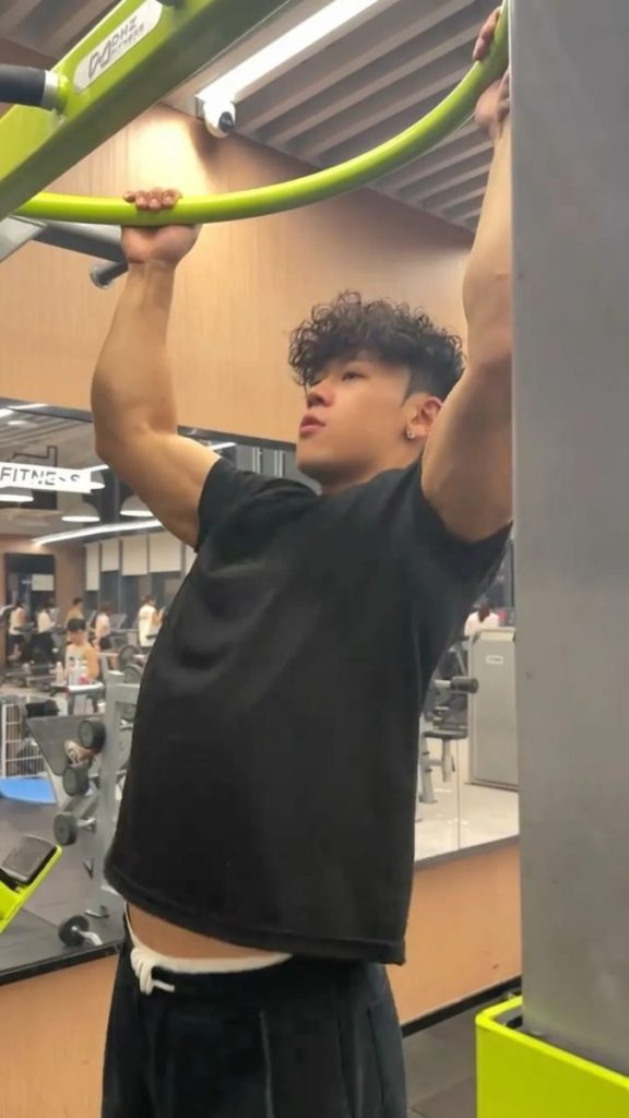 这个抖音4W粉的博主!?也被男记者采访了…