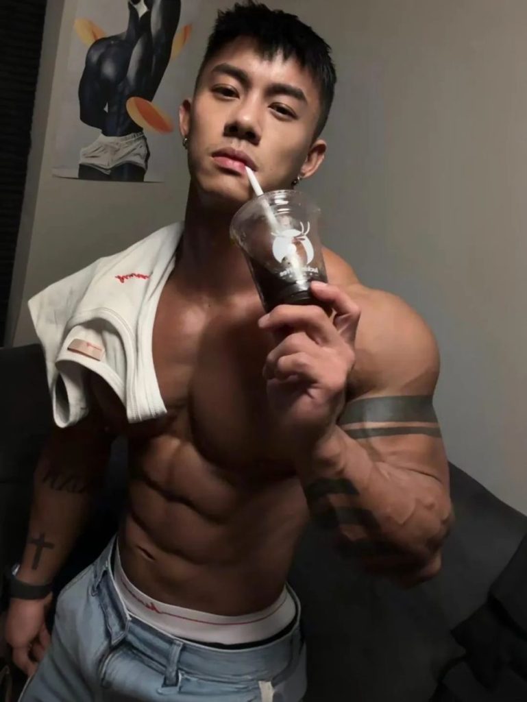 来自广州的健身网红,自信展示花瓣肩葫芦臂超大胸和布满小腹格子腹,这肌肉身材好的过分了