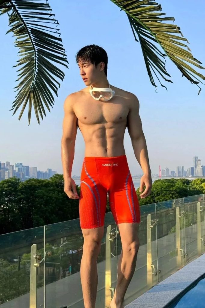 内裤男模在ins上脱成这样,网友惊呼:他在国内不这样啊!