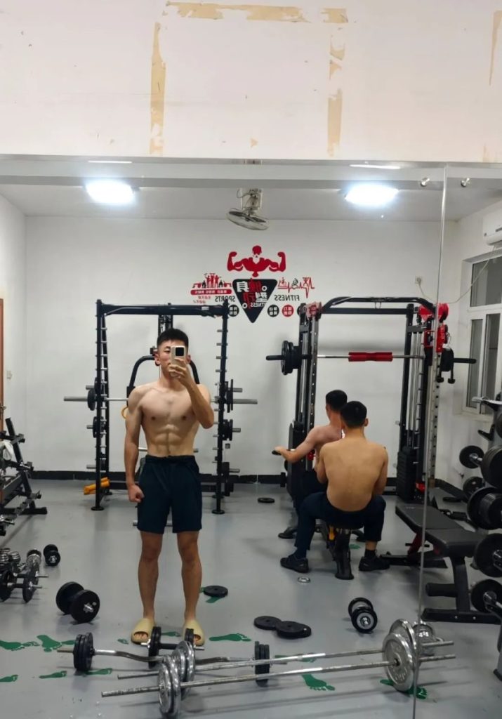 武汉体育学院的体育生小哥,穿灰裤子好看!