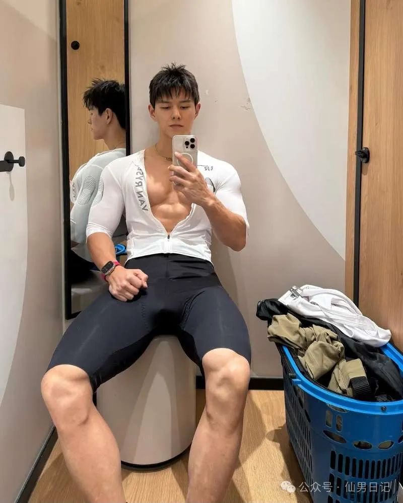 市场行情不好,体育生男模靠内裤圈粉……