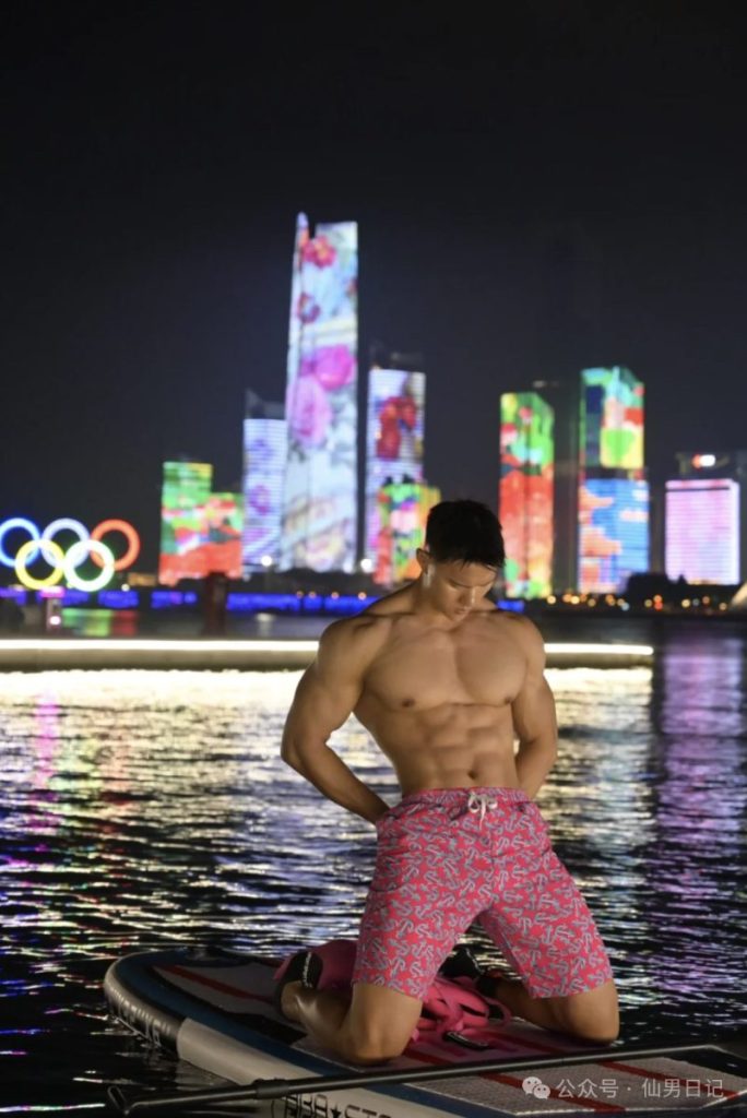 市场行情不好,体育生男模靠内裤圈粉……