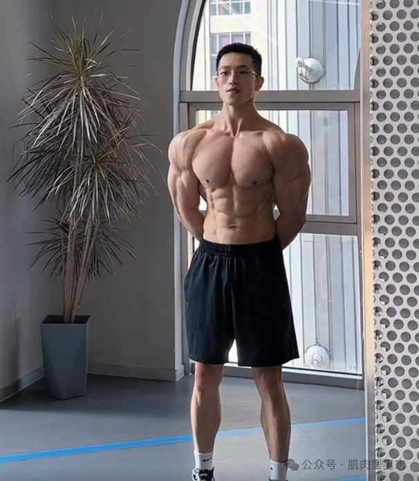 运动博主，硬实腹肌硬凹蝴蝶背，这大腿条状肌肉线条太犯规了