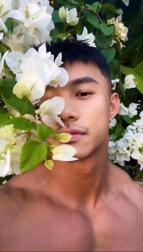 来自广州的健身网红,自信展示花瓣肩葫芦臂超大胸和布满小腹格子腹,这肌肉身材好的过分了