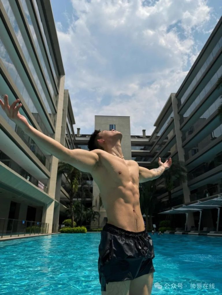 泳池宽肩窄腰肌肉帅哥,夏天让腹肌先行!