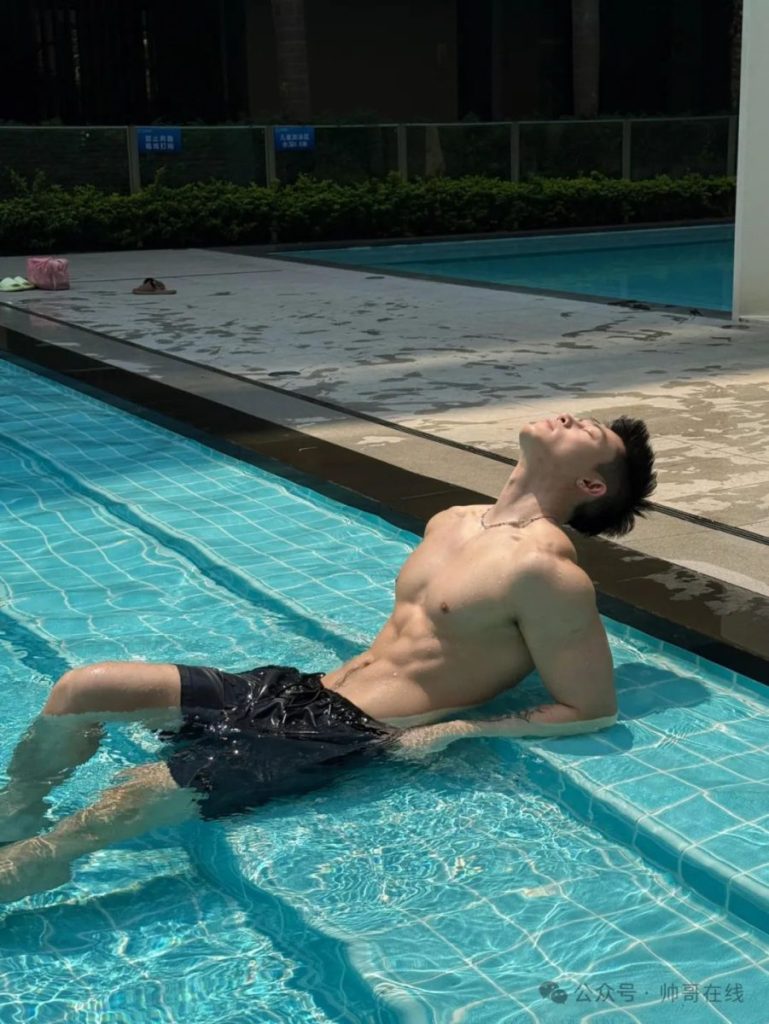泳池宽肩窄腰肌肉帅哥,夏天让腹肌先行!