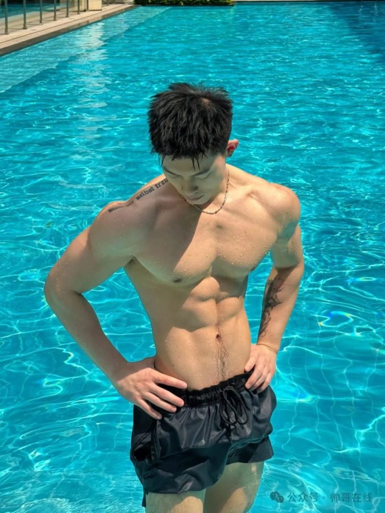 泳池宽肩窄腰肌肉帅哥,夏天让腹肌先行!