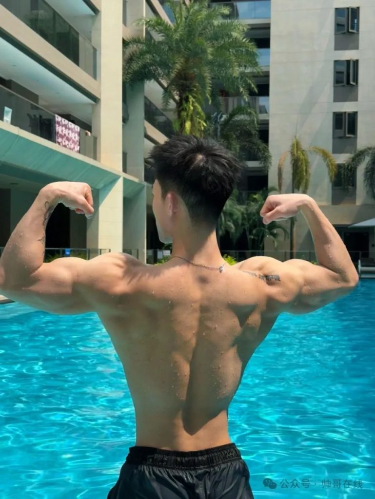泳池宽肩窄腰肌肉帅哥,夏天让腹肌先行!