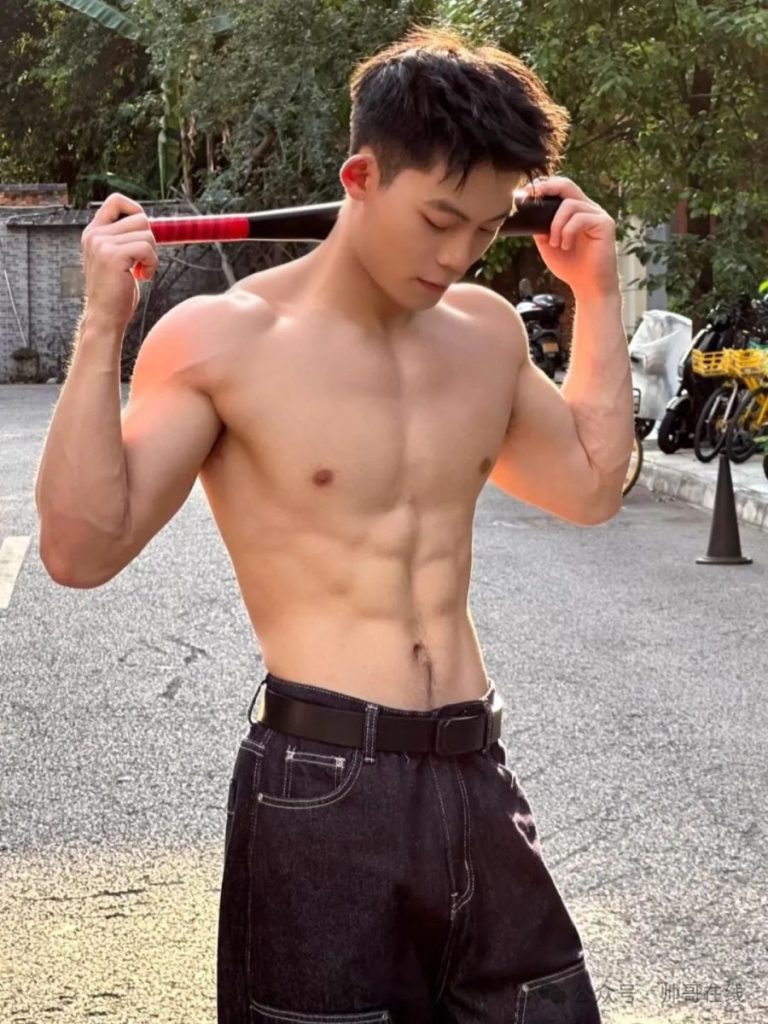 泳池宽肩窄腰肌肉帅哥,夏天让腹肌先行!