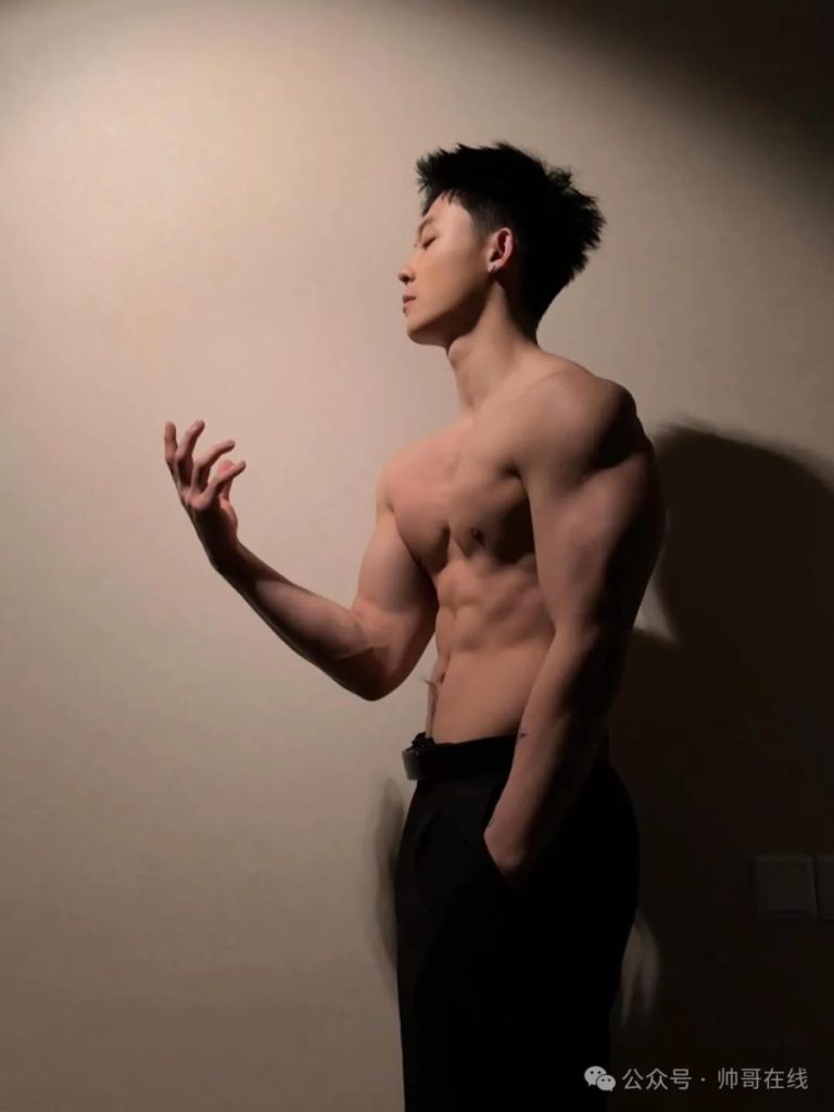 泳池宽肩窄腰肌肉帅哥,夏天让腹肌先行!