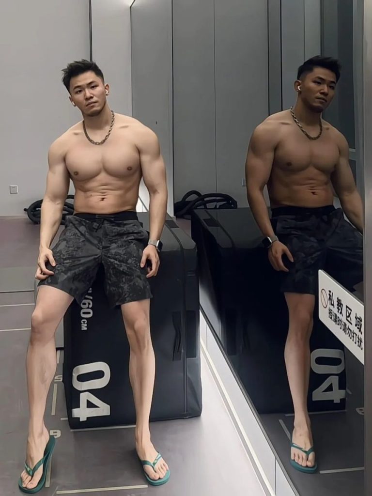 来自上海的呆萌肌肉网红，自拍秀帅气身材，厚实胸肌麒麟臂，这脂包肌小腹一看就糯糯唧唧的
