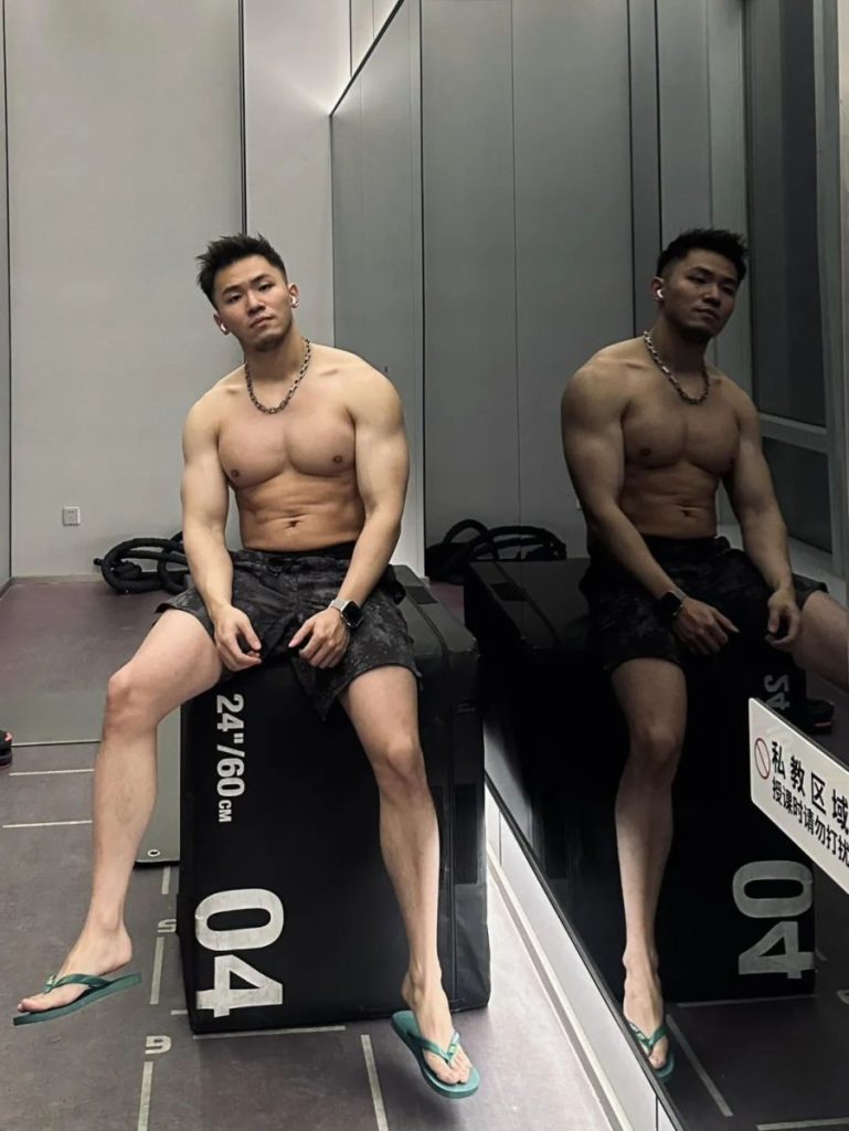 来自上海的呆萌肌肉网红,自拍秀帅气身材,厚实胸肌麒麟臂,这脂包肌小腹一看就糯糯唧唧的