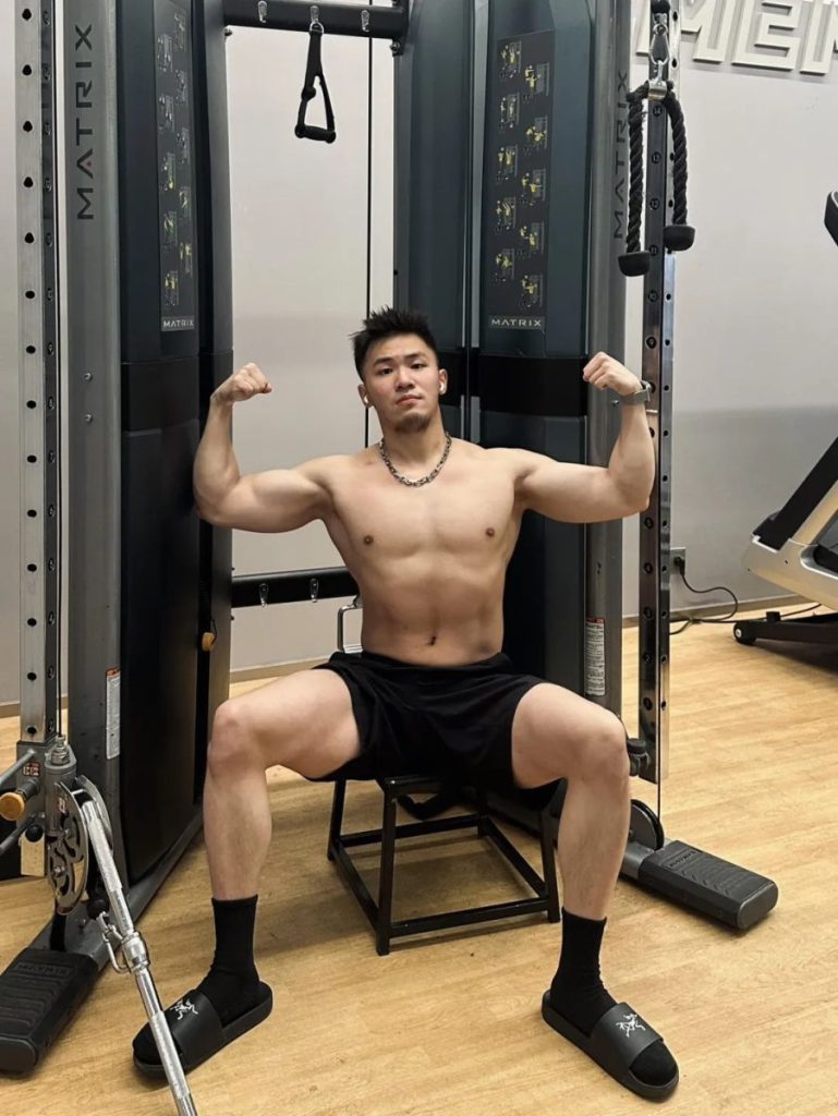 来自上海的呆萌肌肉网红,自拍秀帅气身材,厚实胸肌麒麟臂,这脂包肌小腹一看就糯糯唧唧的