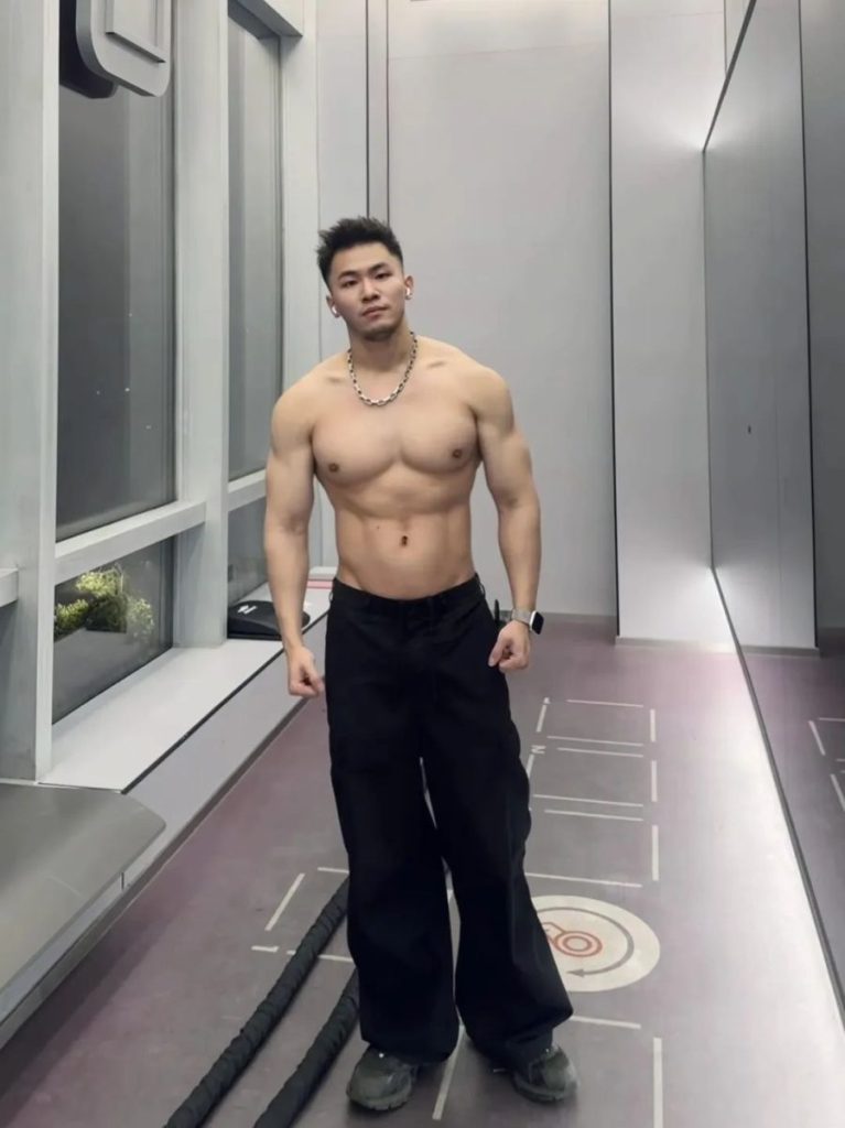 来自上海的呆萌肌肉网红,自拍秀帅气身材,厚实胸肌麒麟臂,这脂包肌小腹一看就糯糯唧唧的