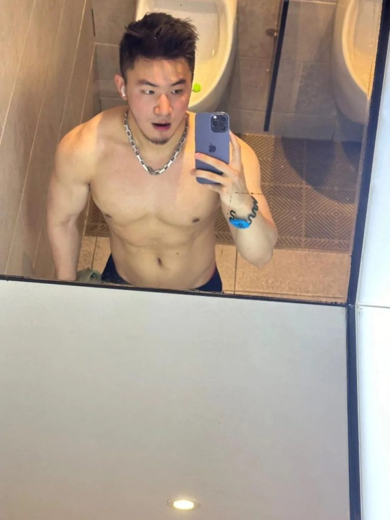 来自上海的呆萌肌肉网红,自拍秀帅气身材,厚实胸肌麒麟臂,这脂包肌小腹一看就糯糯唧唧的