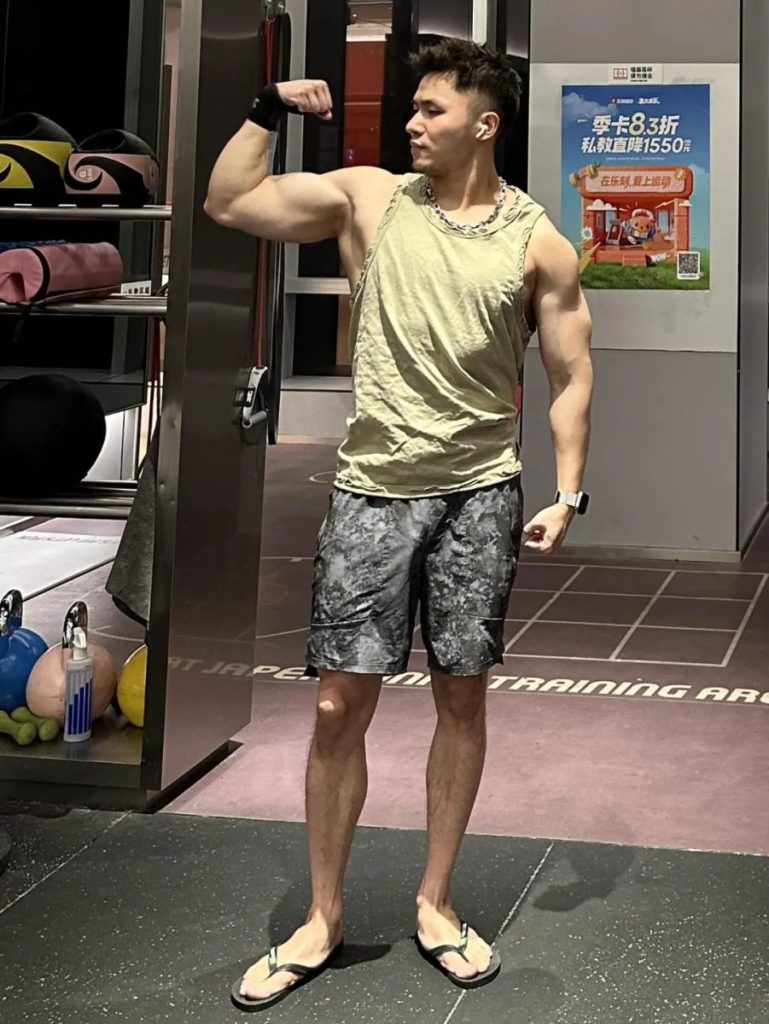 来自上海的呆萌肌肉网红,自拍秀帅气身材,厚实胸肌麒麟臂,这脂包肌小腹一看就糯糯唧唧的