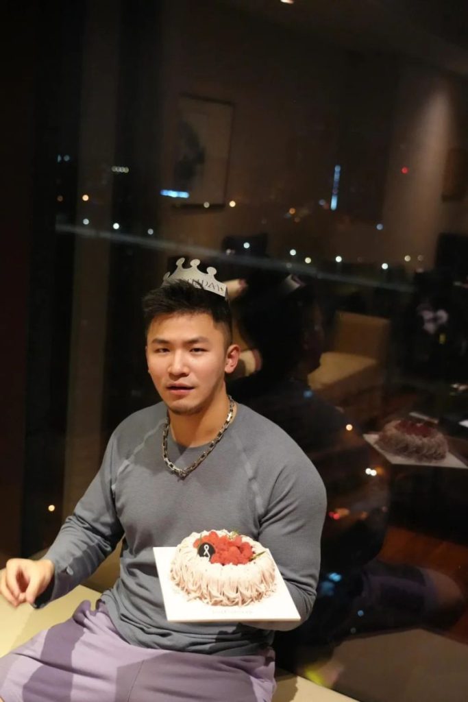 来自上海的呆萌肌肉网红,自拍秀帅气身材,厚实胸肌麒麟臂,这脂包肌小腹一看就糯糯唧唧的