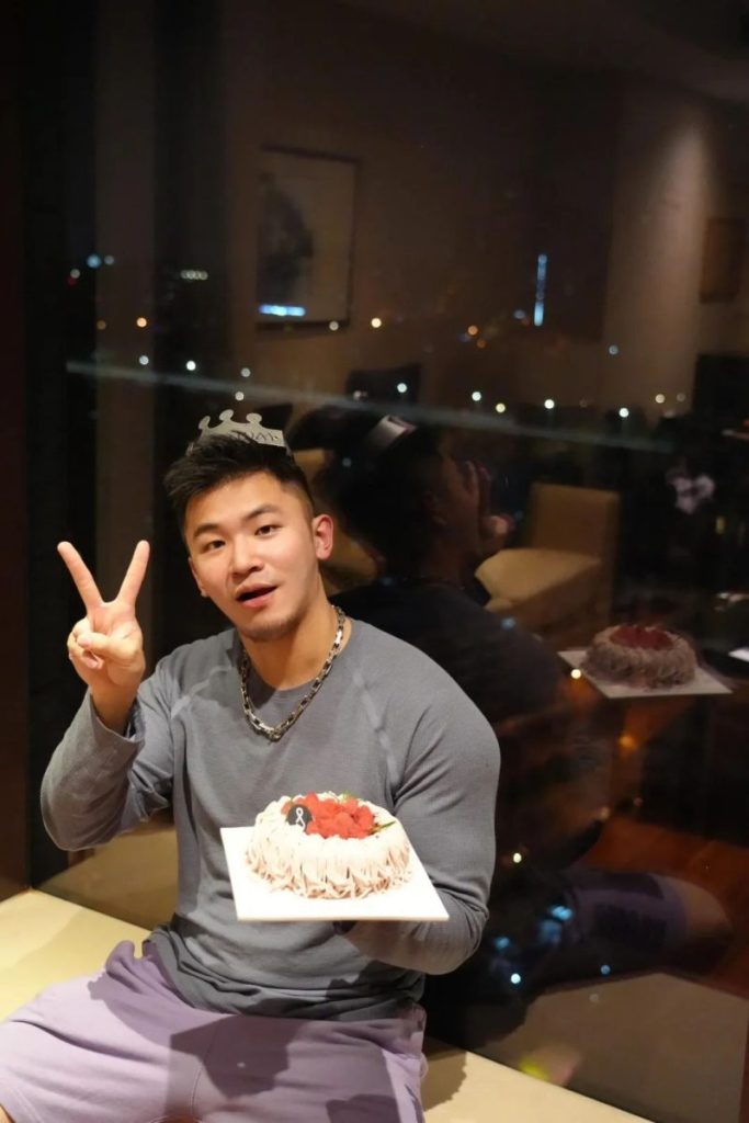 来自上海的呆萌肌肉网红,自拍秀帅气身材,厚实胸肌麒麟臂,这脂包肌小腹一看就糯糯唧唧的