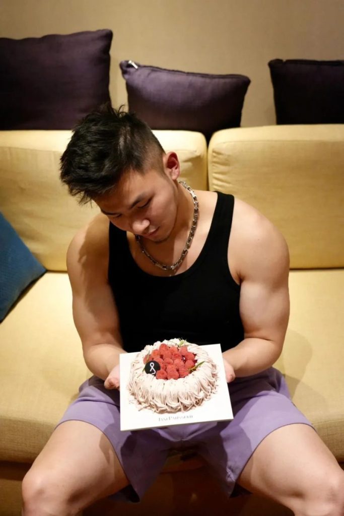 来自上海的呆萌肌肉网红,自拍秀帅气身材,厚实胸肌麒麟臂,这脂包肌小腹一看就糯糯唧唧的