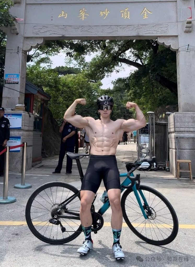 紧身骑行服白皮肌肉健身帅哥,这宽肩窄腰也太绝了!