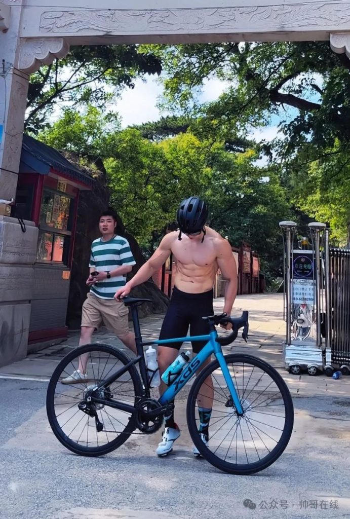 紧身骑行服白皮肌肉健身帅哥,这宽肩窄腰也太绝了!